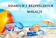 Na plaży leży piłka, okulary do pływania oraz wbity jest parasol przeciwsłoneczny.