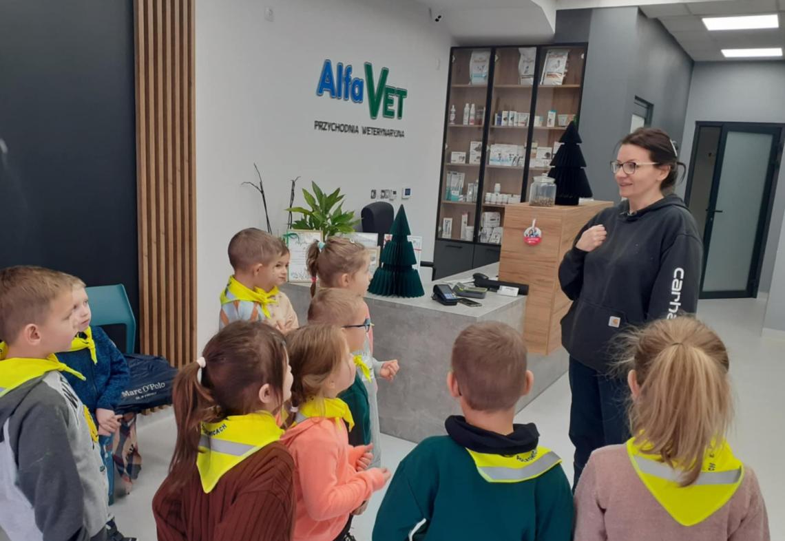 Grupa dzieci stoi w gabinecie weterynaryjnym.
