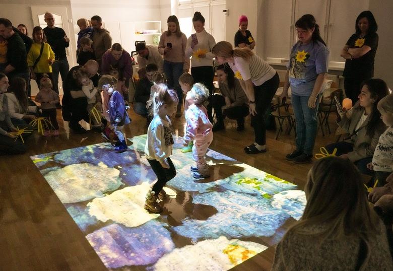 Dzieci skaczą po magicznym dywanie.