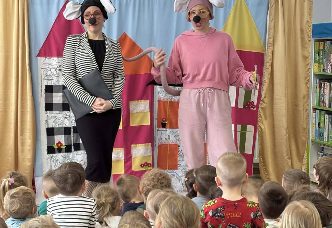 Dzieci oglądają przedstawienie o myszkach.