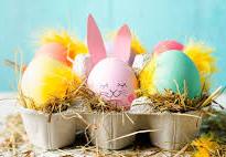 W opakowaniu po jajkach włożone są trzy kolorowe jajka. 