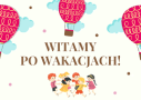 Napis witamy po wakacjach wokół balony na dole tańczą dzieci