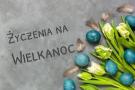 Napis wielkanocne życzenia, tulipany i pisanki