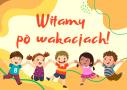 Napis witamy po wakacjach na żółtym tle. Pod spodem pięcioro dzieci podskakuje.