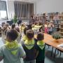 Dzieci stoją w grupie w bibliotece.