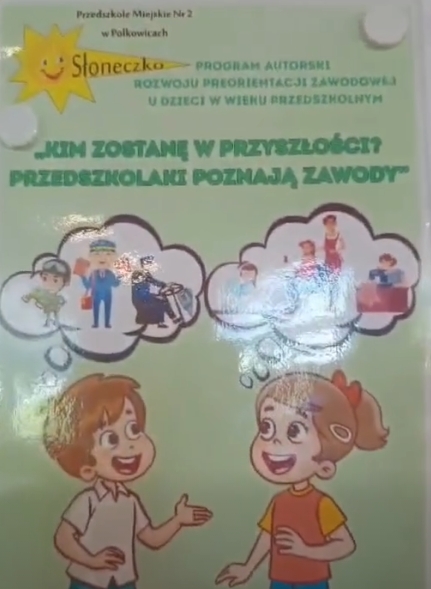 Plakat promujący ideę programu dwoje dzieci w chmurkach narysowane ich marzenia o zawodach.